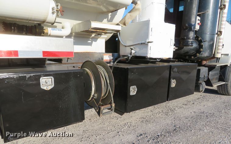 image for item DI2074 2009 Volvo VHD hydrovac truck