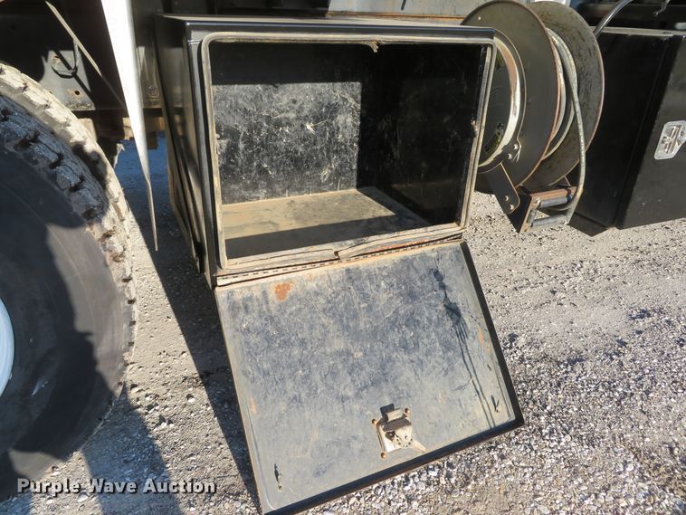 image for item DI2074 2009 Volvo VHD hydrovac truck