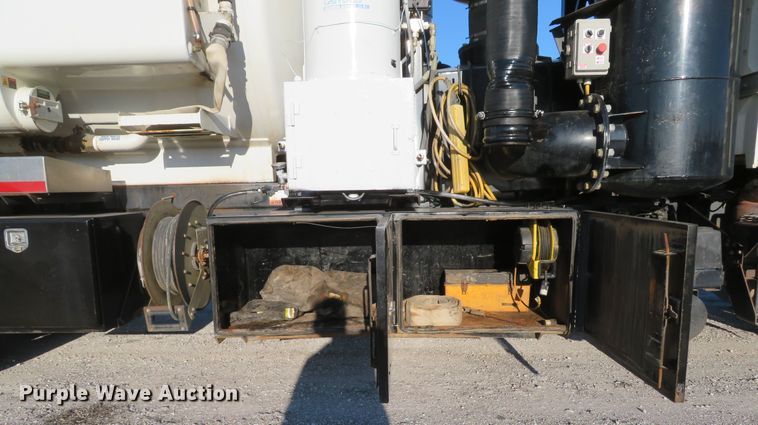 image for item DI2074 2009 Volvo VHD hydrovac truck