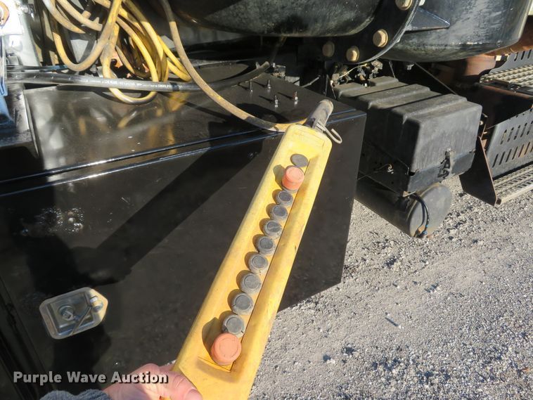 image for item DI2074 2009 Volvo VHD hydrovac truck