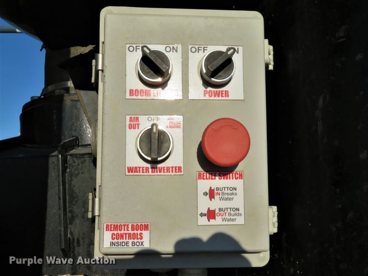 image for item DI2074 2009 Volvo VHD hydrovac truck