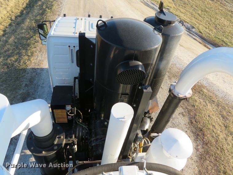 image for item DI2074 2009 Volvo VHD hydrovac truck