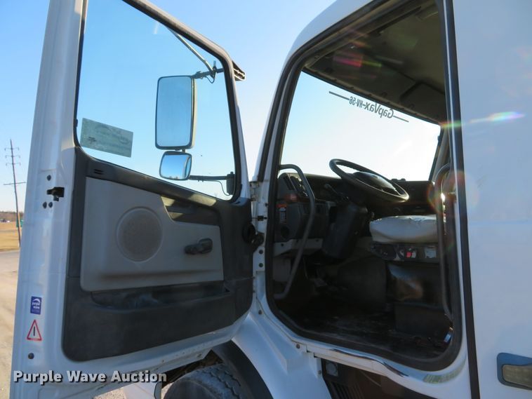 image for item DI2074 2009 Volvo VHD hydrovac truck