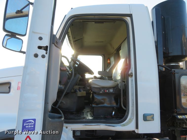 image for item DI2074 2009 Volvo VHD hydrovac truck