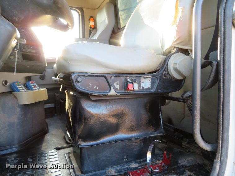 image for item DI2074 2009 Volvo VHD hydrovac truck