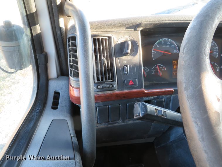 image for item DI2074 2009 Volvo VHD hydrovac truck