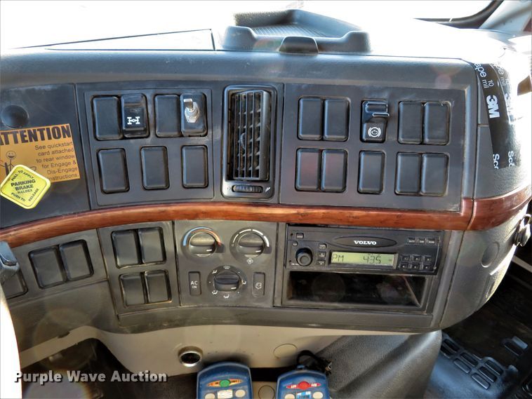 image for item DI2074 2009 Volvo VHD hydrovac truck