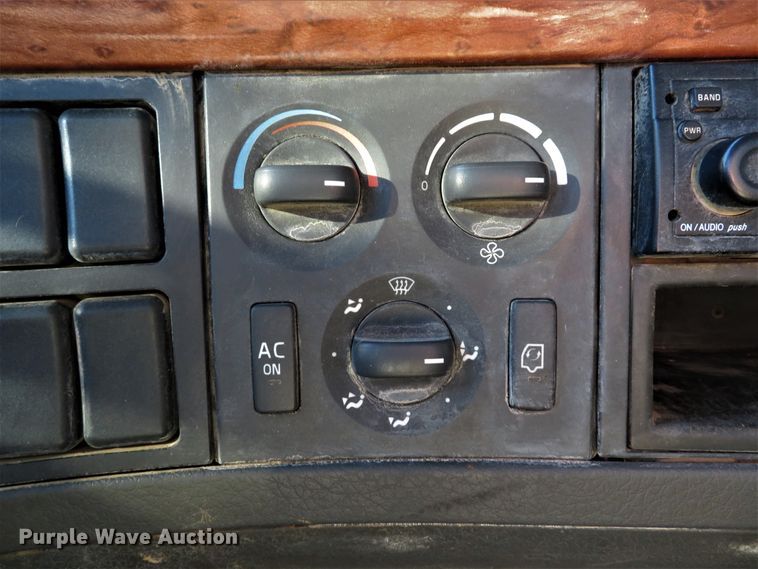 image for item DI2074 2009 Volvo VHD hydrovac truck