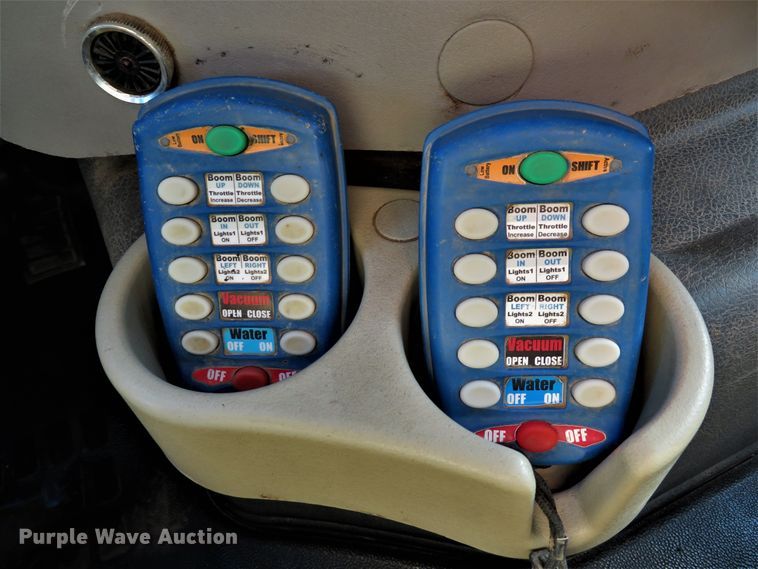 image for item DI2074 2009 Volvo VHD hydrovac truck