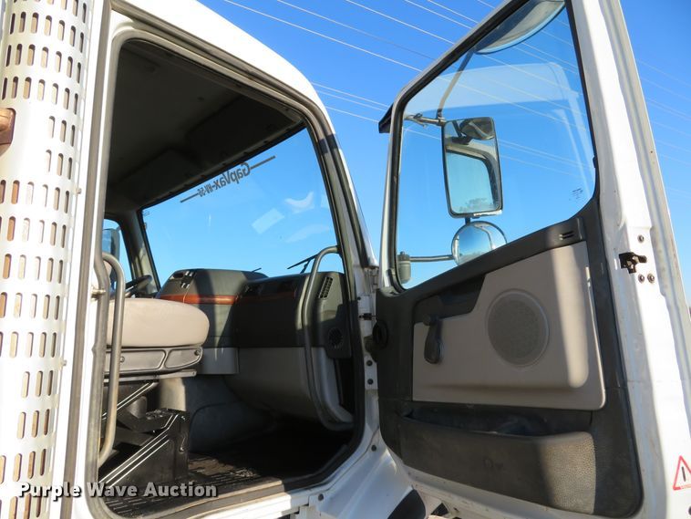 image for item DI2074 2009 Volvo VHD hydrovac truck