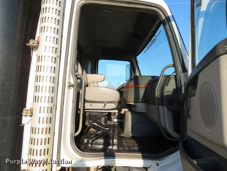 image for item DI2074 2009 Volvo VHD hydrovac truck