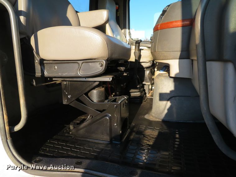 image for item DI2074 2009 Volvo VHD hydrovac truck