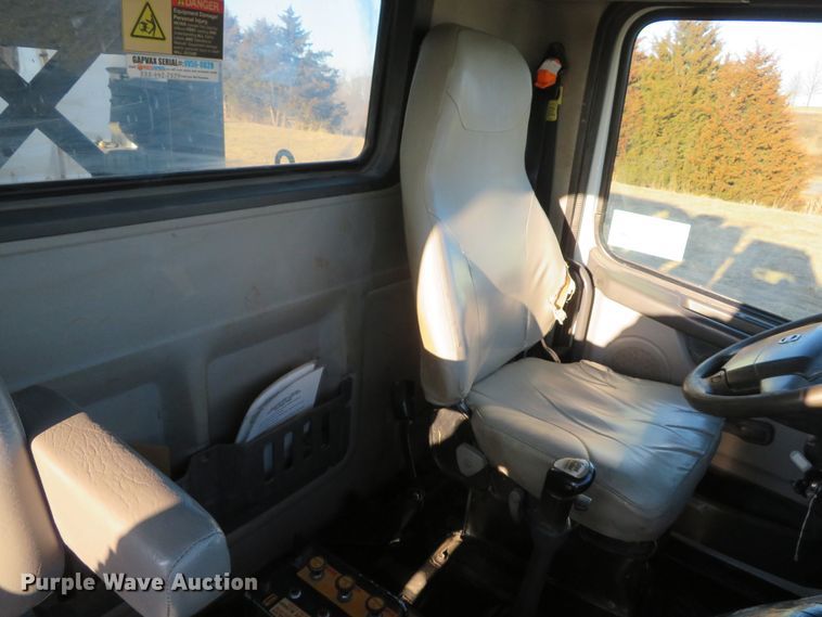 image for item DI2074 2009 Volvo VHD hydrovac truck