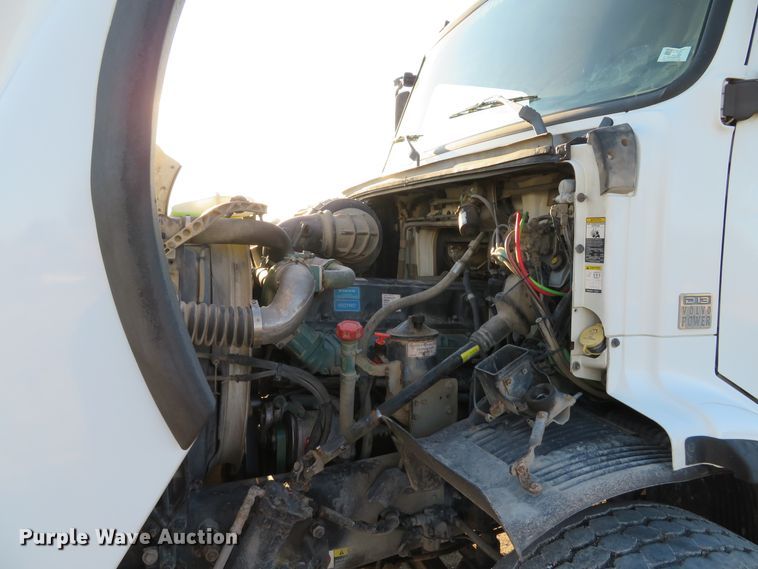 image for item DI2074 2009 Volvo VHD hydrovac truck