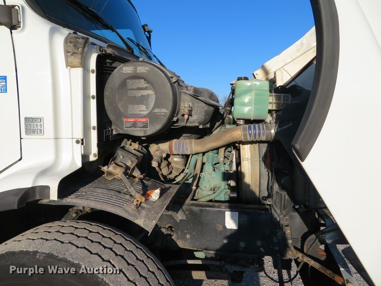 image for item DI2074 2009 Volvo VHD hydrovac truck