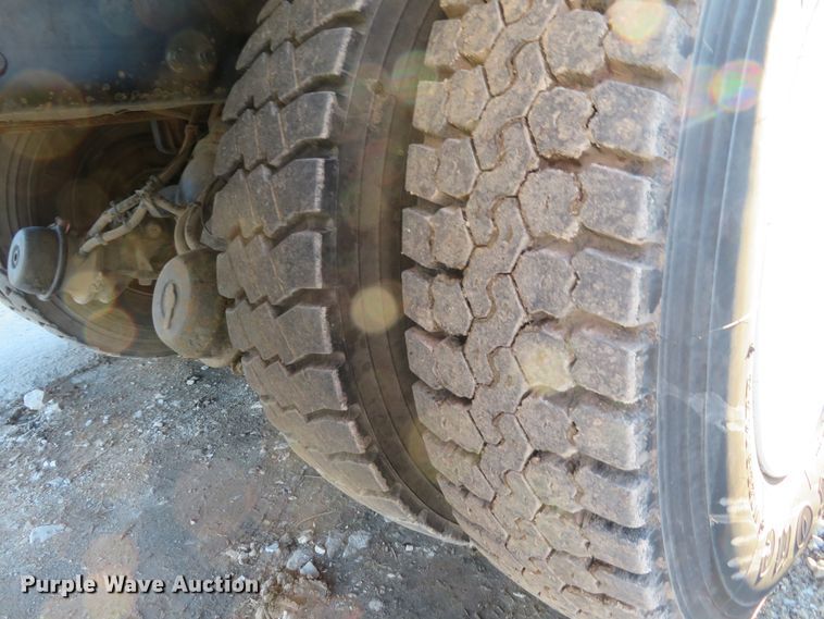 image for item DI2074 2009 Volvo VHD hydrovac truck