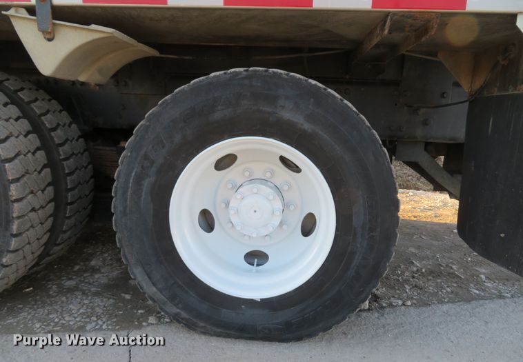 image for item DI2074 2009 Volvo VHD hydrovac truck