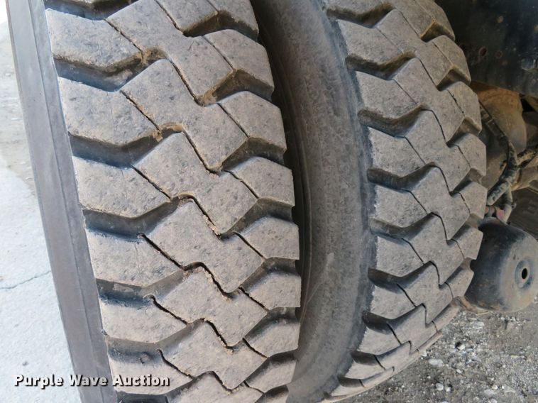 image for item DI2074 2009 Volvo VHD hydrovac truck