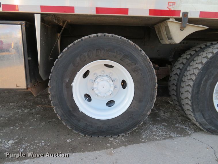 image for item DI2074 2009 Volvo VHD hydrovac truck