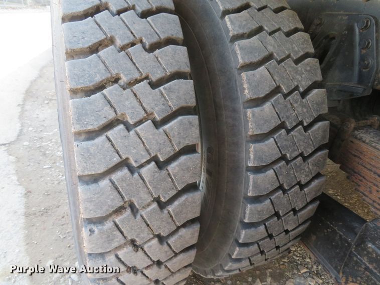 image for item DI2074 2009 Volvo VHD hydrovac truck