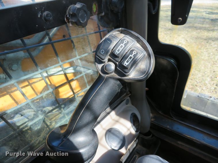 image for item DI2076 2014 Case SV300  skid steer loader