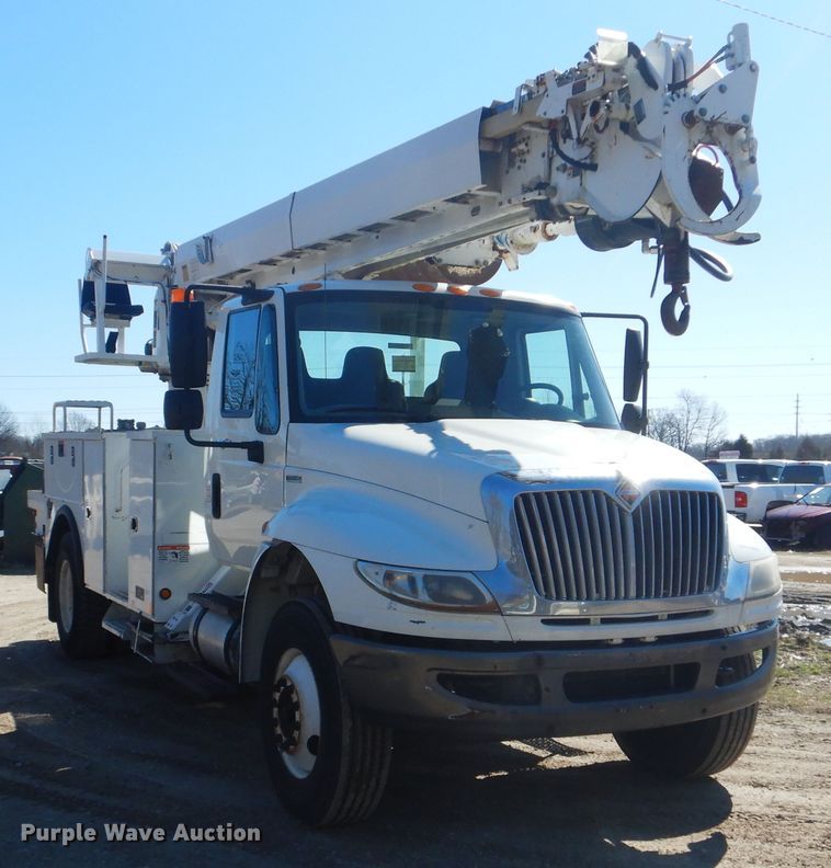 image for item DI2455 2011 International 4400 digger derrick truck