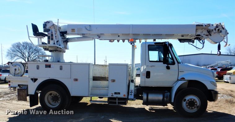 image for item DI2455 2011 International 4400 digger derrick truck