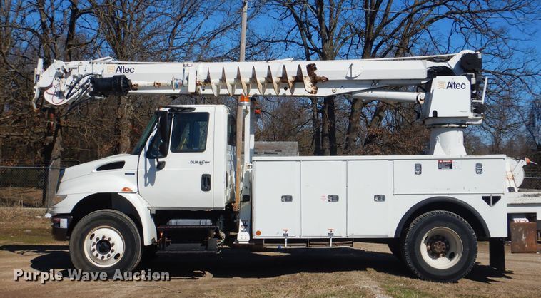 image for item DI2455 2011 International 4400 digger derrick truck
