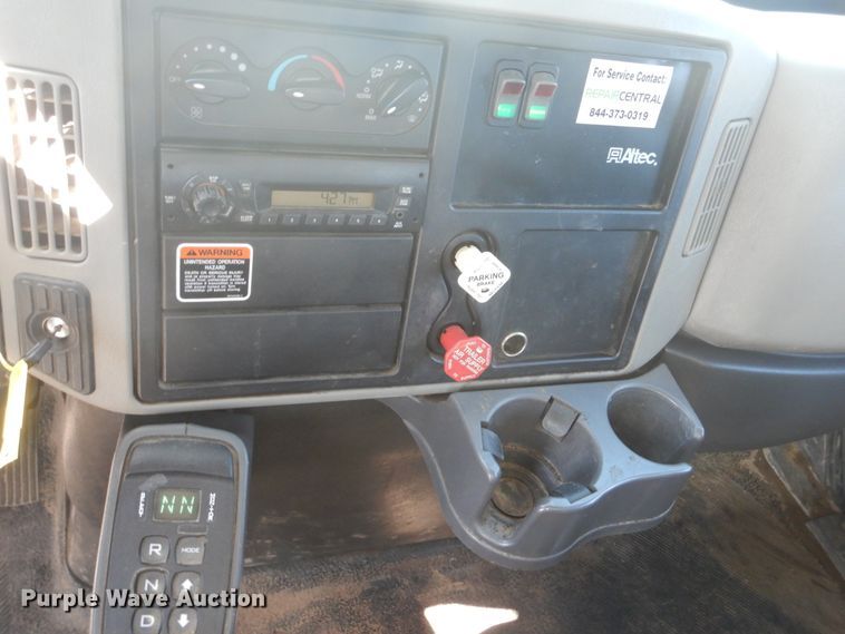 image for item DI2455 2011 International 4400 digger derrick truck