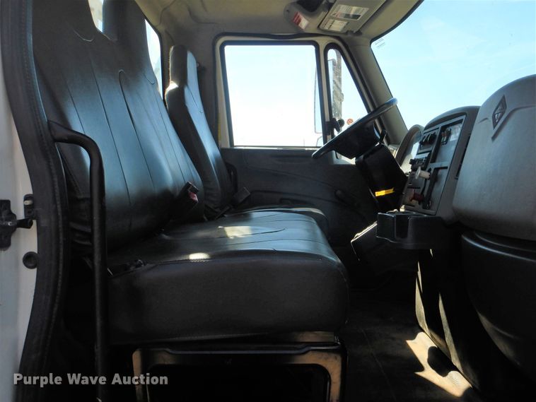 image for item DI2455 2011 International 4400 digger derrick truck