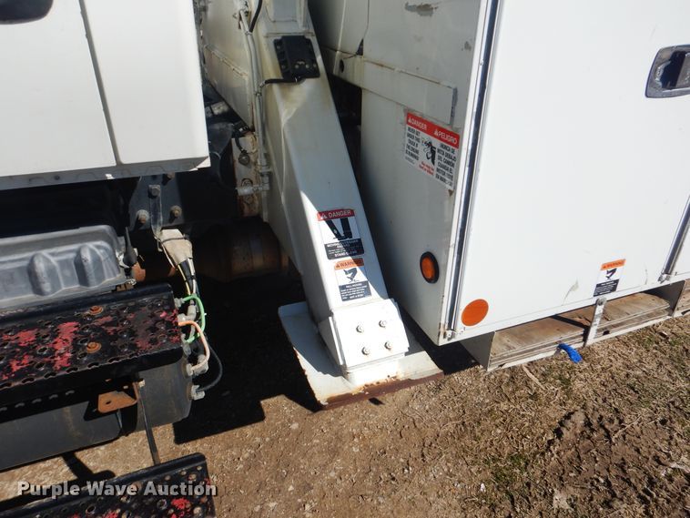 image for item DI2455 2011 International 4400 digger derrick truck