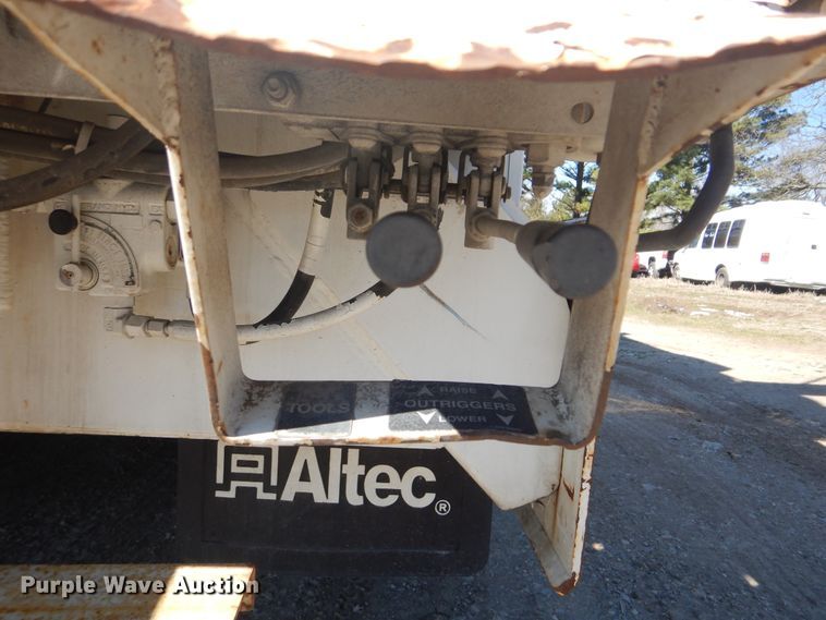 image for item DI2455 2011 International 4400 digger derrick truck