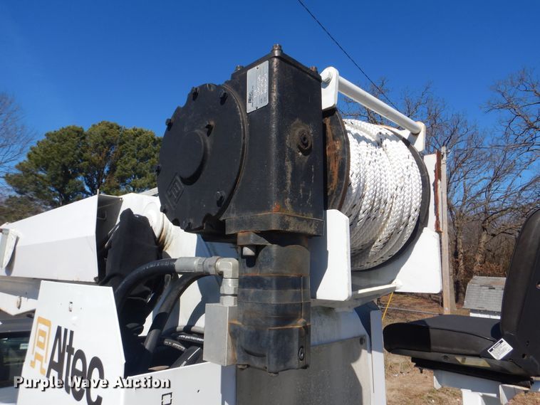 image for item DI2455 2011 International 4400 digger derrick truck