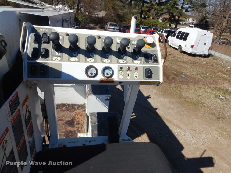 image for item DI2455 2011 International 4400 digger derrick truck