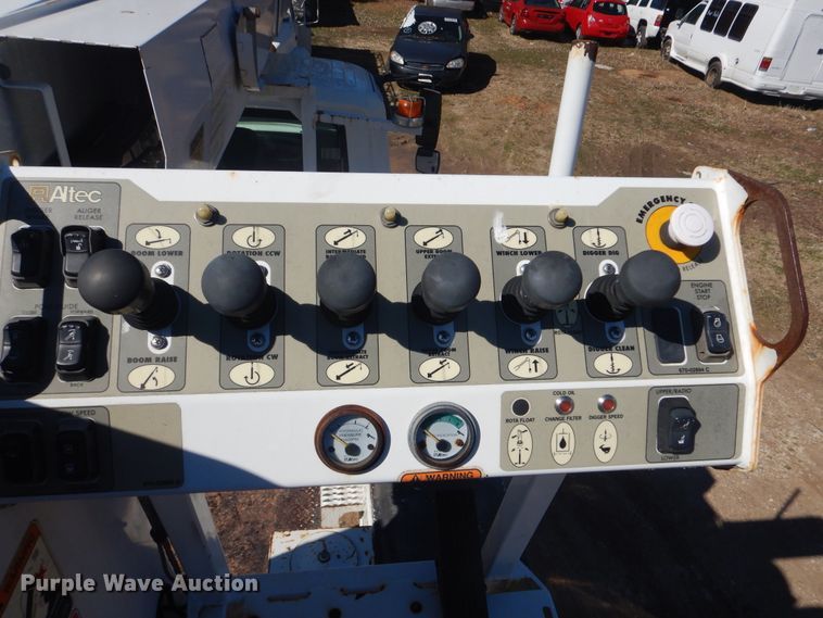 image for item DI2455 2011 International 4400 digger derrick truck