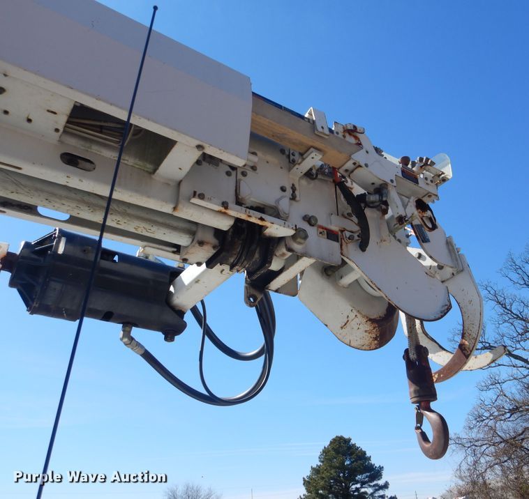 image for item DI2455 2011 International 4400 digger derrick truck