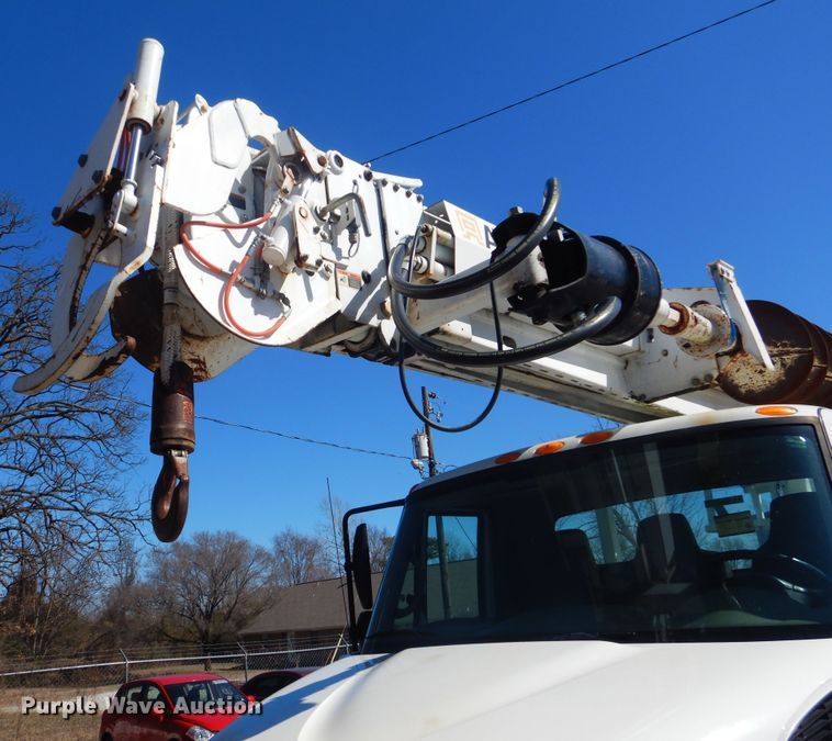 image for item DI2455 2011 International 4400 digger derrick truck