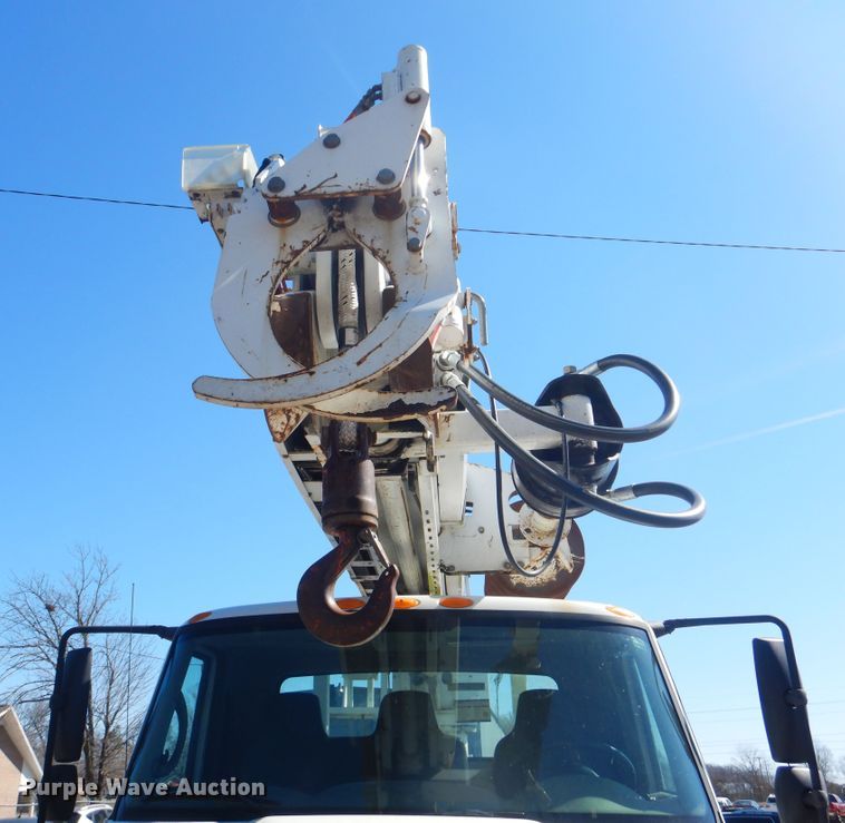 image for item DI2455 2011 International 4400 digger derrick truck