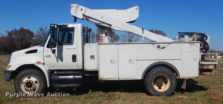 image for item DI2456 2006 International 4300 bucket truck