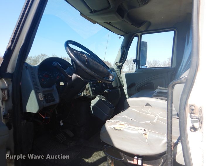 image for item DI2456 2006 International 4300 bucket truck