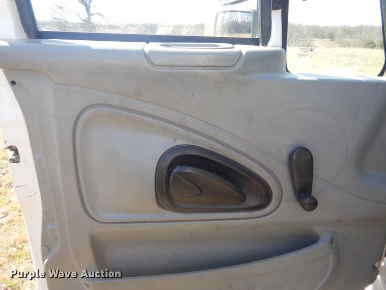 image for item DI2456 2006 International 4300 bucket truck