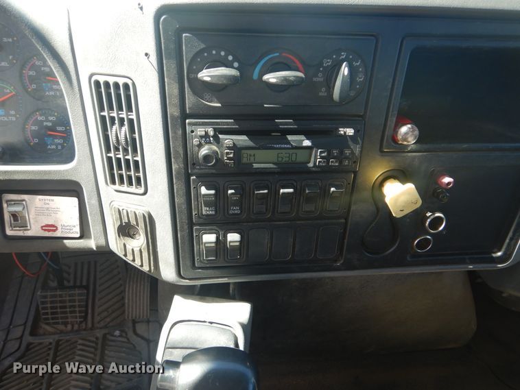 image for item DI2456 2006 International 4300 bucket truck