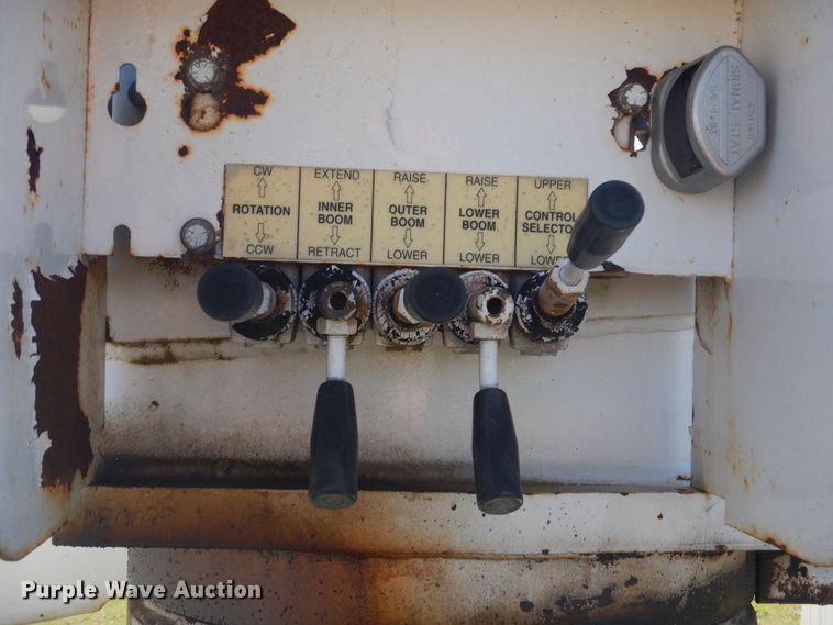 image for item DI2456 2006 International 4300 bucket truck