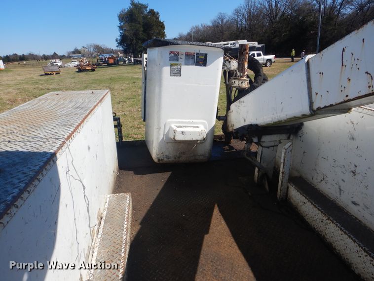 image for item DI2456 2006 International 4300 bucket truck