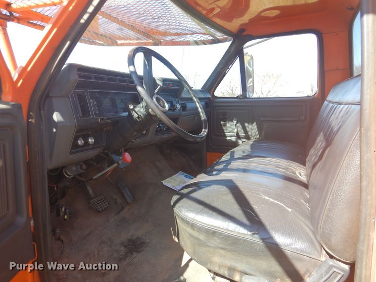 image for item DI2457 1993 Ford F700 bucket truck