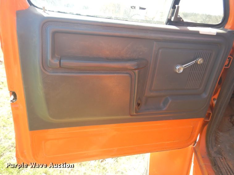 image for item DI2457 1993 Ford F700 bucket truck