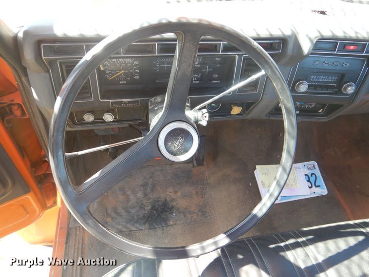 image for item DI2457 1993 Ford F700 bucket truck