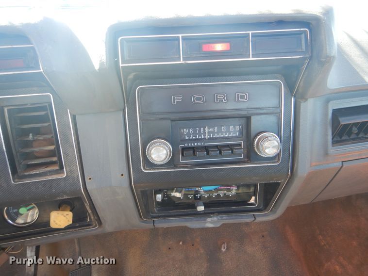 image for item DI2457 1993 Ford F700 bucket truck