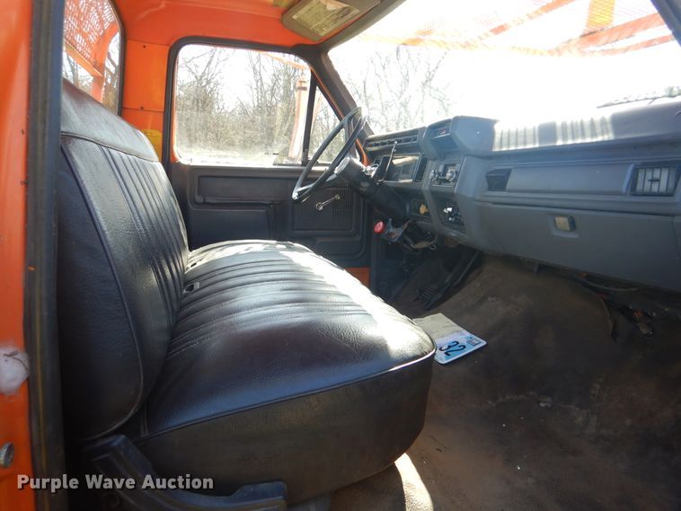 image for item DI2457 1993 Ford F700 bucket truck