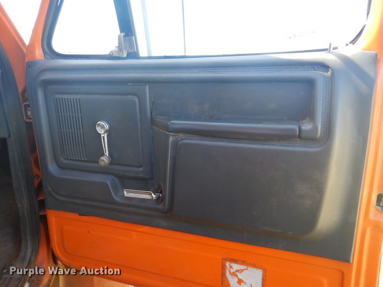 image for item DI2457 1993 Ford F700 bucket truck